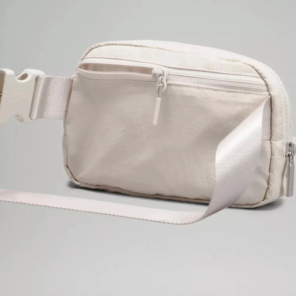 Lululemon Everywhere Belt Bag NWT - Picture 3 of 10